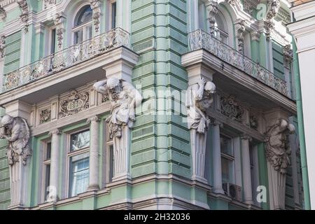 Moscou, Russie - 14 octobre 2021 : gros plan de la sculpture des Atlantistes sur la façade D'Un fragment de la construction de l'ancien commercial b Banque D'Images