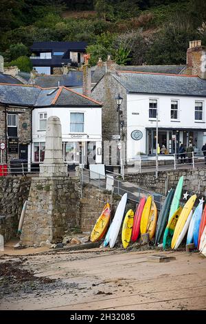 Attraction touristique pittoresque village de Mousehole, port de pêche dans la Cornouailles de la Penzance. Banque D'Images