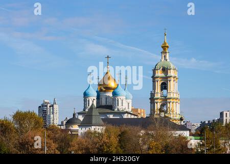 Moscou, Russie - 14 octobre 2021 : monastère de Novospassky.Magnifique monastère orthodoxe avec dômes bleu or contre le ciel Banque D'Images