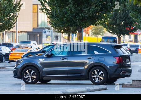 Moscou, Russie - 13 octobre 2021 : le Kia Sorento noir est garé dans la rue par une chaude journée d'automne sur fond de parking Banque D'Images