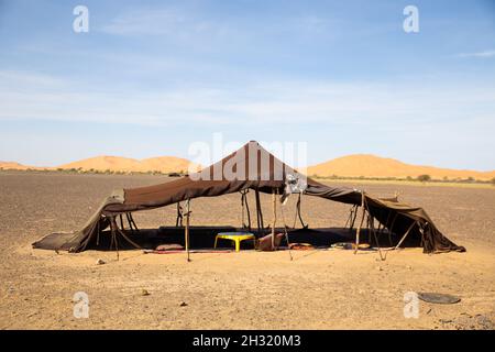 Une haima traditionnelle faite de matériaux naturels dans le désert du Sahara Banque D'Images