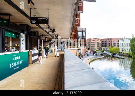 Street food stands à Hawley Wharf Food and Retail Market, Camden, Londres, Royaume-Uni Banque D'Images