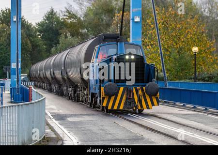 Ribble Rail brut 'Bitumen Tankers' transportés par 60096 Sentinel diesel 'Progress' shunting locos, utilisés pour shunt VTG Wagon loue du goudron inflammable dans l'usine de total Fina Elf pour le déchargement, le traitement et la distribution par route. Usine de total Fina Elf, installation de Preston (ex-Lanfina) pour la production de goudron inflammable à TOTALFINA BITUMEN LIMITED, Preston, Royaume-Uni Banque D'Images