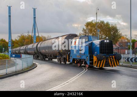 Ribble Rail brut 'Bitumen Tankers' transportés par 60096 Sentinel diesel 'Progress' shunting locos, utilisés pour shunt VTG Wagon loue du goudron inflammable dans l'usine de total Fina Elf pour le déchargement, le traitement et la distribution par route. Usine de total Fina Elf, installation de Preston (ex-Lanfina) pour la production de goudron inflammable à TOTALFINA BITUMEN LIMITED, Preston, Royaume-Uni Banque D'Images