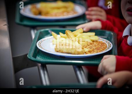 Dîners scolaires frites et haricots sur une assiette Banque D'Images