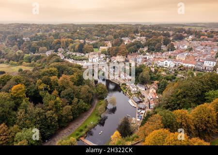 Photographie aérienne de drone du magnifique village de Knaresborough dans le North Yorkshire en hiver, montrant le célèbre Viaduc de Knaresborough et le train Banque D'Images