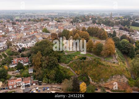 Photo aérienne de drone du beau village de Knaresborough dans le North Yorkshire en hiver montrant les ruines du célèbre château de Knaresborough Banque D'Images