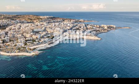 Vue aérienne par drone du village de Marsaskala à Malte Banque D'Images