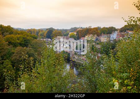 Photo du magnifique village de Knaresborough dans le North Yorkshire en hiver, montrant le célèbre Viaduc de Knaresborough qui passe au-dessus de la Rive Banque D'Images