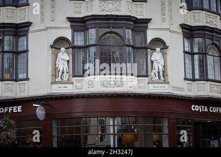 Derby centre ville St Peters Street statues au-dessus du café Costa Banque D'Images