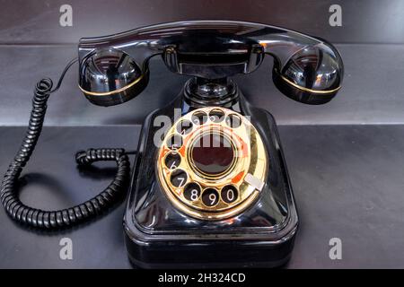 Ancien téléphone rétro noir sur fond isolé Banque D'Images
