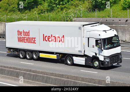Vue de face et de côté Islande publicité entrepôt alimentaire aliments surgelés et épicerie vente au détail chaîne logistique livraison camion et remorque autoroute britannique Banque D'Images