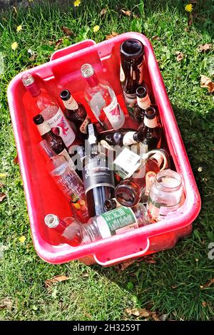 Bouteilles et bocaux en verre triés déchets ménagers dans un bac de recyclage rouge placé à l'extérieur pour une collecte régulière par Brentwood Borough Council England UK Banque D'Images