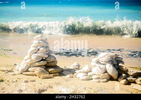 Pile de pierre sur la plage du phare Phare Des baleines sur l'île de Ré dans La France un été ensoleillé Banque D'Images