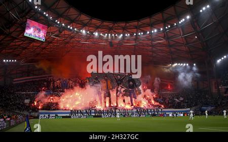 Tifo avec éclat, fumée pendant le championnat français Ligue 1 match de football entre Olympique de Marseille (OM) et Paris Saint-Germain (PSG) le 24 octobre 2021 au Stade vélodrome de Marseille, France - photo: Jean Catuffe/DPPI/LiveMedia Banque D'Images