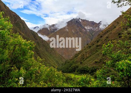 De l'Inca vers le Machu Picchu (également connu sous le nom de Camino Inca). Situé dans la cordillère des Andes, le sentier traverse plusieurs types de Communauté andine de l'environnem Banque D'Images