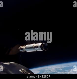 16-17 mars 1966) --- vue plus rapprochée du véhicule d'amarrage cible d'Agena vu de l'engin spatial Gemini-8 pendant le rendez-vous dans l'espace. Banque D'Images
