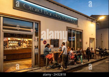 Le Grand Bar des Goudes est un trou d'eau populaire de Marseille, France Banque D'Images