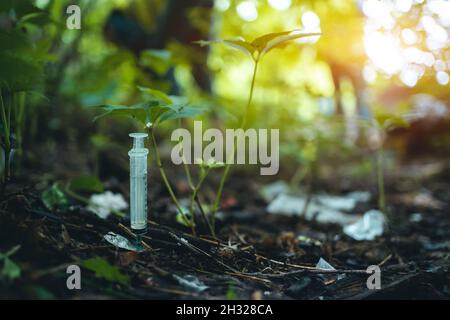 volontaire nettoyant le parc à partir de la seringue utilisée par les accros de drogue Banque D'Images