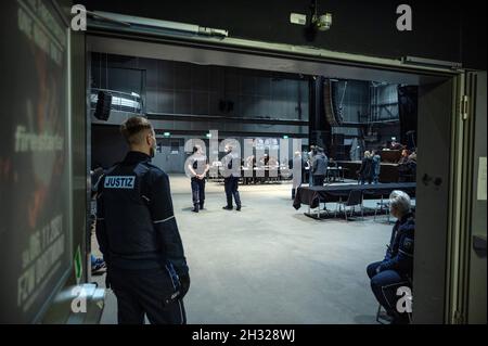 Dortmund, Allemagne.25 octobre 2021.Les employés du système judiciaire s'assurent de l'entrée dans la salle d'audience avant le début du procès contre plusieurs néonazis présumés.Dix participants à deux rassemblements extrémistes de droite à Dortmund-Dorstfeld et Dortmund-Marten sont accusés d'incitation à la population.En raison du haut niveau d'intérêt public attendu et du grand nombre de parties impliquées dans la procédure, la Cour régionale se réunit dans une salle d'événements de la FZW, Freizeitzentrum West.Credit: Bernd Thissen/dpa - ATTENTION: Personne(s) ont été pixelated pour des raisons juridiques/dpa/Alay Live News Banque D'Images