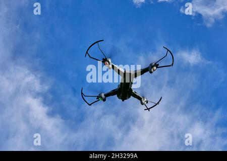 POZNAN, POLOGNE - 01 avril 2021 : un gros plan du drone volant dans le ciel.Poznan, Pologne. Banque D'Images