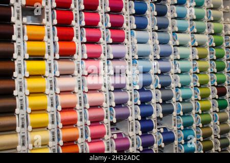 MIDDLETOWN, ÉTATS-UNIS - 06 août 2020 : un rack de fils de couture plein de bobines colorées de fil dans le magasin d'artisanat de Michael Banque D'Images