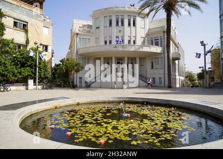 La place Bialik, le bâtiment de la vieille municipalité en arrière-plan éclectique style Architecture à tel-Aviv, Israël Banque D'Images