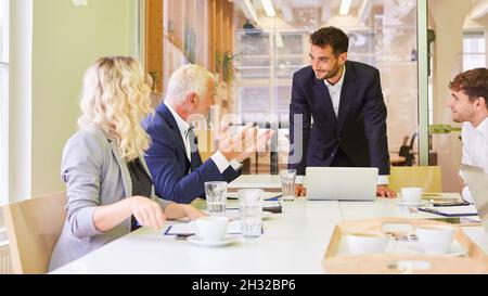 Les gens d'affaires ont une discussion animée de la stratégie dans l'équipe de démarrage d'affaires Banque D'Images