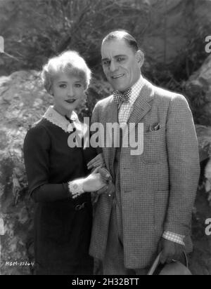BETTY COMPSON et LON CHANEY sur le set Candid pendant le tournage de LA GRANDE VILLE 1928 réalisateur / histoire TOD BROWNING scénario Waldemar Young costume conception Lucia Coulter Metro Goldwyn Mayer Banque D'Images