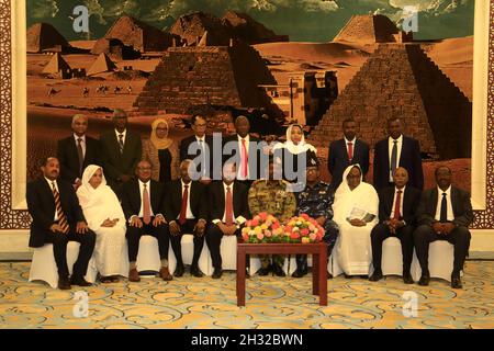 Khartoum, Soudan.8 septembre 2019.Photo de dossier montre le Premier ministre soudanais Abdalla Hamdok (5e L, devant) et des membres de son cabinet posant pour une photo de groupe à la suite d'une cérémonie d'assermentation à Khartoum, Soudan, le 8 septembre 2019.Le Premier Ministre soudanais Abdalla Hamdok, des membres de la composante civile du Conseil de souveraineté de transition et plusieurs ministres ont été arrêtés par des forces militaires conjointes, a déclaré lundi le Ministère soudanais de l'information et des communications.Credit: Mohamed Khidir/Xinhua/Alay Live News Banque D'Images