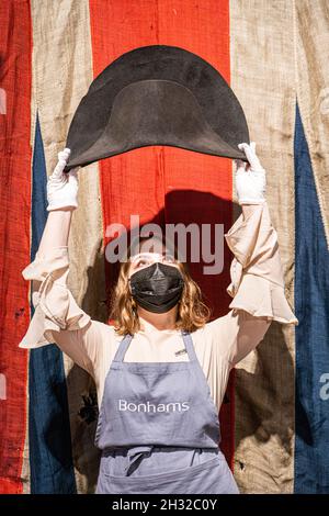 NEW BOND STREET LONDRES, ROYAUME-UNI.25 octobre 2021.Un CHAPEAU BICORNE AURAIT ÉTÉ PORTÉ PAR NAPOLÉON BONAPARTE attribué à Poupart & Cie, Paris, vers 1806-07. Estimation: GBP 100,000 - 150,000 tobe offert à la Bonhams-Napolean Bonaparte la vente britannique .La vente aux enchères prendra le plageon 25 octobre à Bonhams New Bond Street.Credit: amer ghazzal / Alamy Live News Banque D'Images