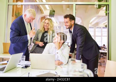 Consultants d'affaires et équipe de démarrage dans une réunion de conseil sur l'ordinateur portable Banque D'Images