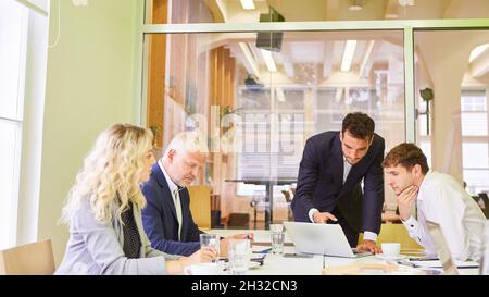 Des consultants d'affaires et des équipes de démarrage dans un atelier de formation ou de conseil Banque D'Images