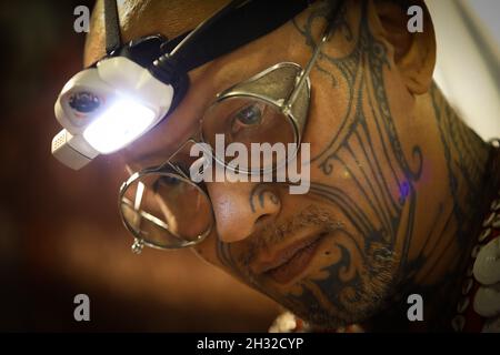 Varsovie, Pologne.24 octobre 2021.Un homme avec des tatouages sur son visage est vu lors de la 8e Convention de Varsovie Tattoo à Varsovie, Pologne, 24 octobre 2021.Credit: STR/Xinhua/Alay Live News Banque D'Images