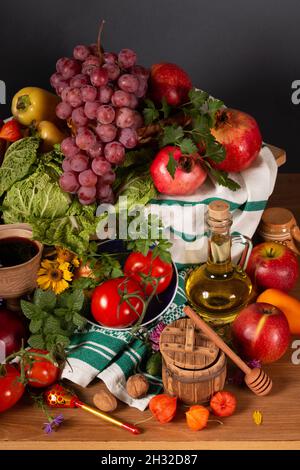 Encore la vie avec des légumes, des fruits, des produits de viande sur la table Banque D'Images