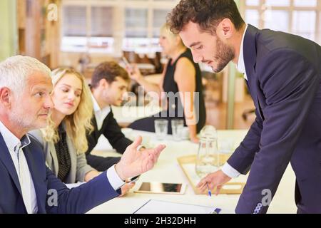 L'équipe d'affaires et les consultants discutent de la planification de la stratégie lors de l'atelier de conseil Banque D'Images