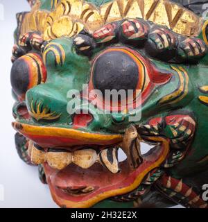 Grand masque rituel de poitrine de Barong en bois sculpté d'époque balinais Banque D'Images