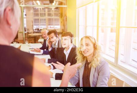 Les étudiants suivent un cours de formation pour la ligne directe du centre d'appels d'affaires avec micro-casque au bureau Banque D'Images