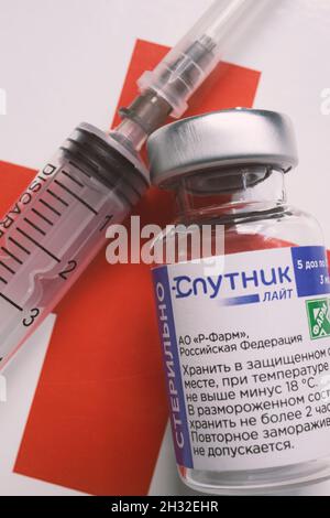 Saint-Pétersbourg, Russie - 08 septembre 2021 : vaccin russe contre le coronavirus « putnik Light » avec une étiquette en russe et une seringue sur le dos Banque D'Images