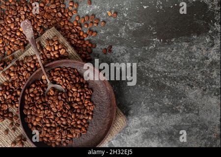 grains de café rôtis dans une ancienne poêle à frire vintage. espace de copie Banque D'Images