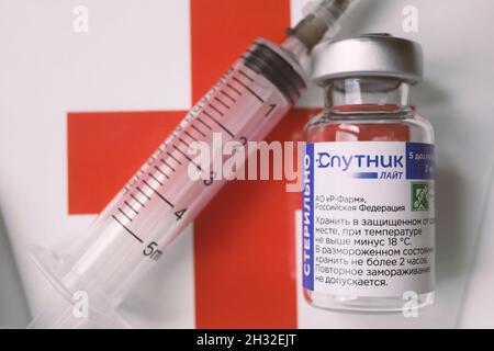 Saint-Pétersbourg, Russie - 08 septembre 2021 : vaccin russe contre le coronavirus « putnik Light » avec une étiquette en russe et une seringue sur le dos Banque D'Images