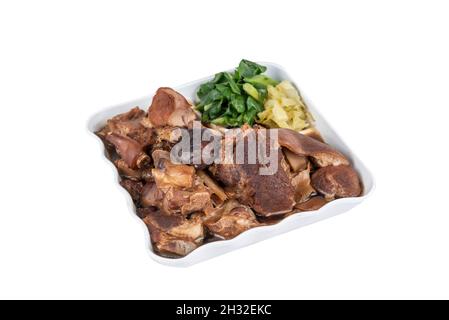 porte-jarret de porc cuit avec des herbes et des légumes marinés sur l'assiette Banque D'Images