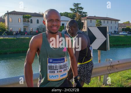 Venise, Venise, Italie, 24 octobre 2021,Mbuli Maxwell pendant le 35e Confindustria Venezia Venidemarathon - Marathon Banque D'Images