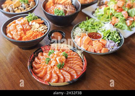 filet de saumon servi avec des légumes frais sur un plat, ensemble de plats de fruits de mer de style japonais Banque D'Images