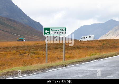 Panneau Glen Etive indiquant la route A82 Glen COE, Écosse, Royaume-Uni Banque D'Images