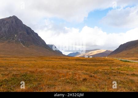 Vue de la route A82 à travers Glen COE et Buachaile Etive Mor vu de Glen Etive en automne, Écosse, Royaume-Uni Banque D'Images