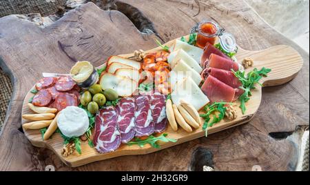 Carte de tapas très colorée de charcuterie avec fromage et viandes fumées.Décoration avec arugula et noix.En-cas au vin. Banque D'Images