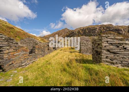 Les bâtiments de Barrack dans la carrière d'ardoise du Prince de Galles MCG Pennant en bordure du parc national de Snowdonia Banque D'Images