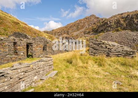 Les bâtiments de Barrack dans la carrière d'ardoise du Prince de Galles MCG Pennant en bordure du parc national de Snowdonia Banque D'Images