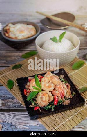 légumes frits à base de plantes aux crevettes servis avec du riz à la vapeur et des œufs frits Banque D'Images